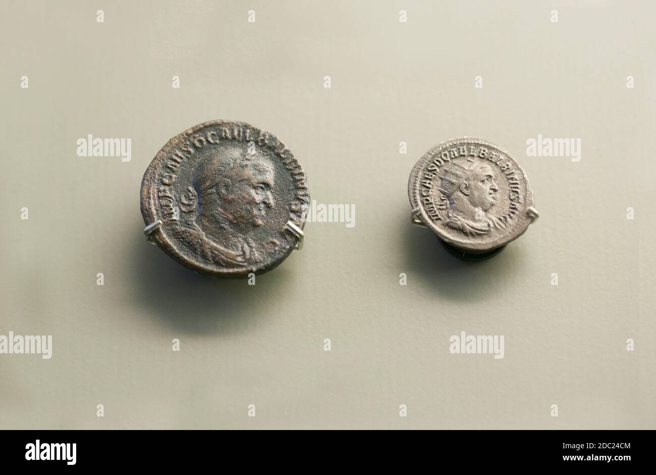 Merida, Spagna - 14 novembre 2020: Monete dell'imperatore romano del Balbino. Museo Nazionale di Arte Romana a Merida, Spagna Foto Stock
