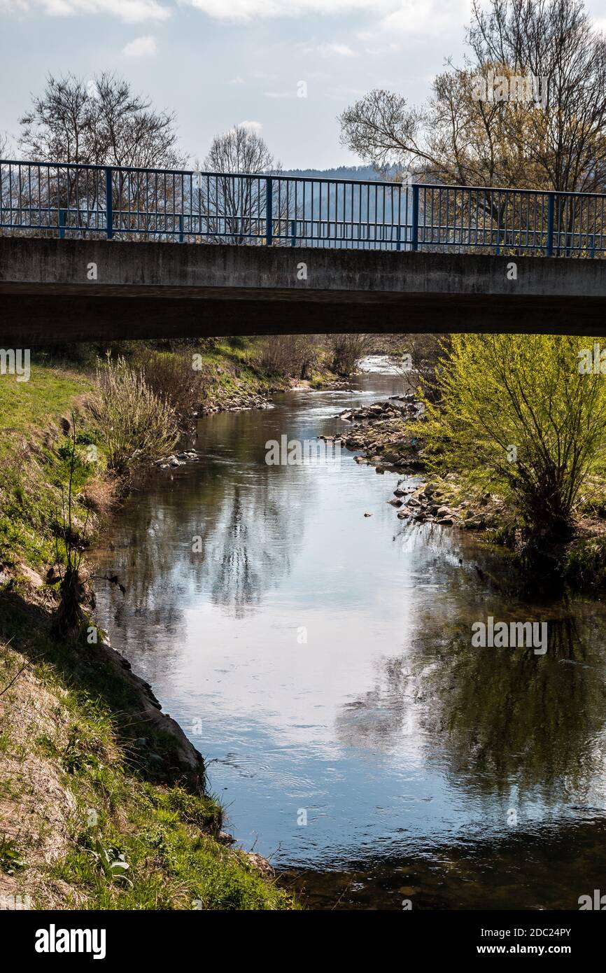 Ponte sopra il fiume e cielo nuvoloso Foto Stock