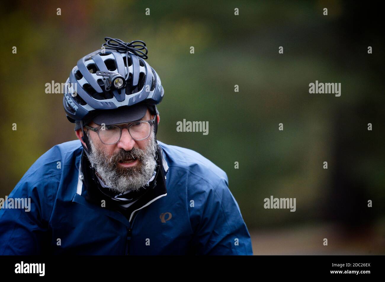 STATI UNITI - 10-31-20 : Kasey Clark un ciclista e agricoltore biologico nelle prime 100 miglia della sua 300 ore, 24 miglia di vantaggio sulla contea di Loudoun, VI Foto Stock