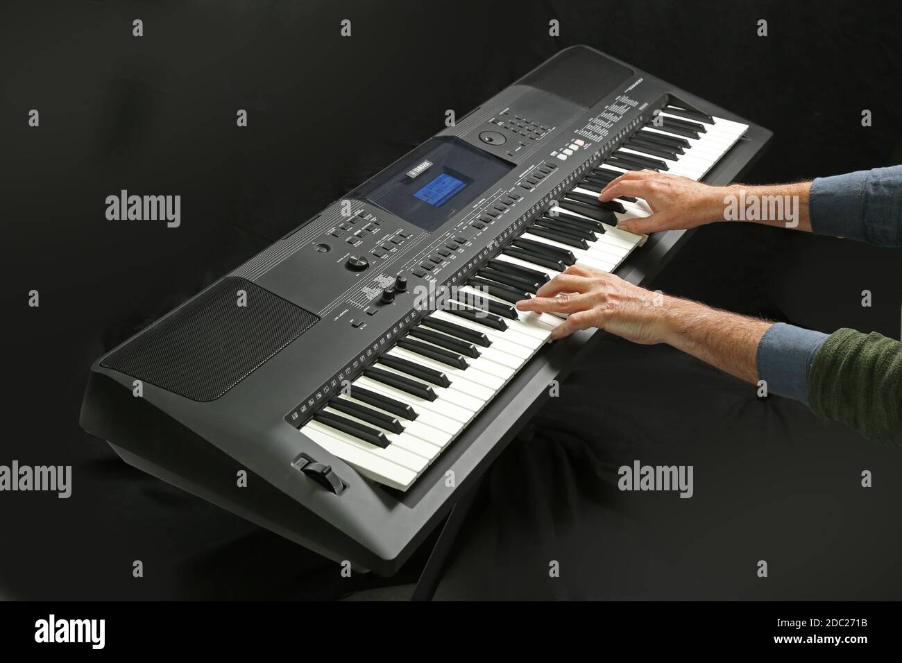 Scatto in studio di una tastiera elettronica Yamaha in riproduzione; modello PSR EW400 su un supporto pieghevole in metallo con telaio X. Foto Stock