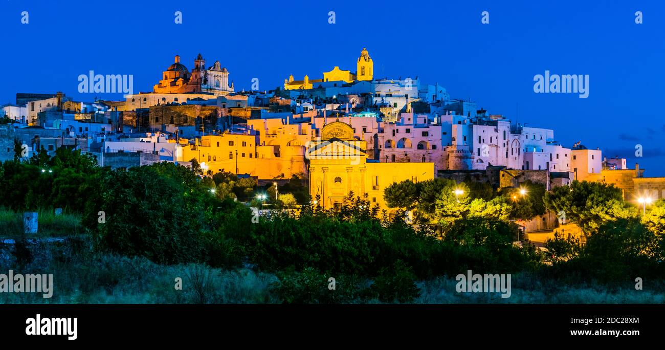 Vista panoramica notturna di Ostuni in provincia di Brindisi, Puglia, Italia Foto Stock