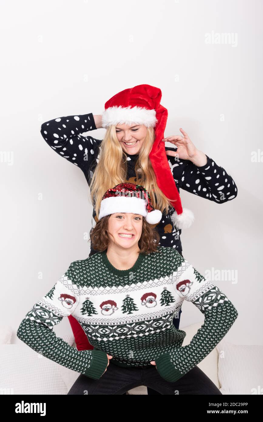 Junge Frauen freuen sich auf des Weihnachtsfest Foto Stock