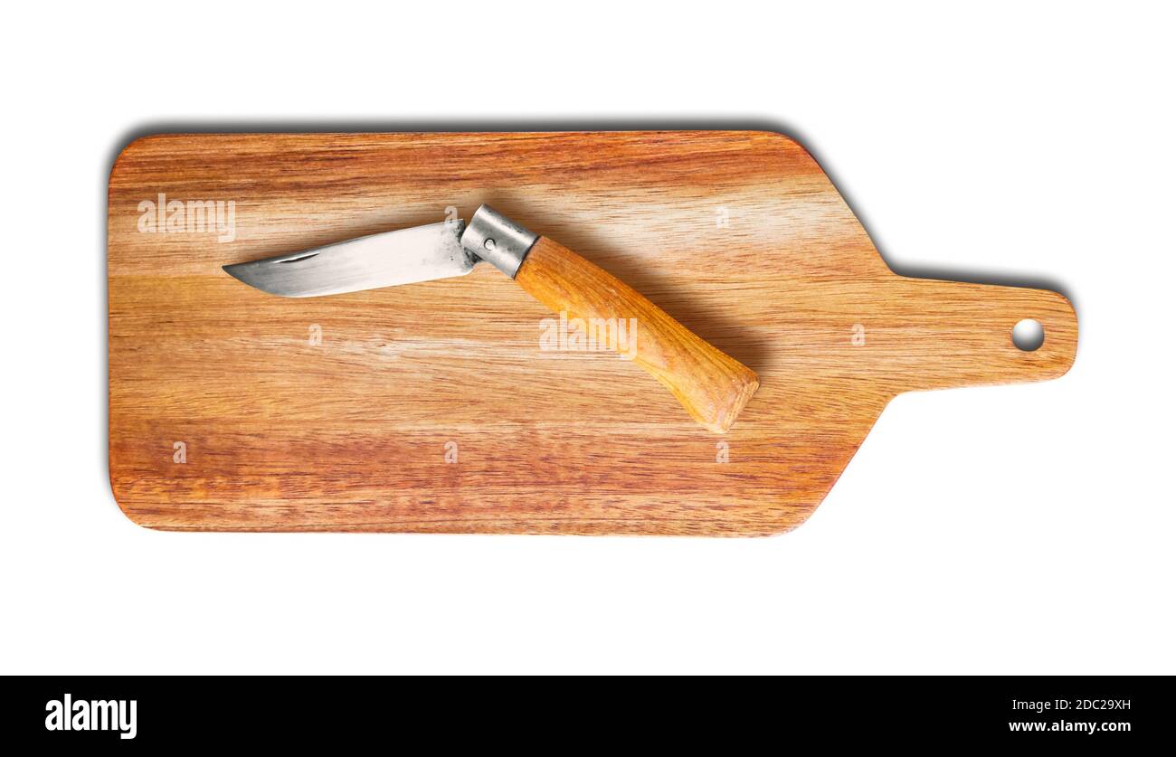 Tagliere in legno e coltello a tasca isolati su sfondo bianco Foto Stock