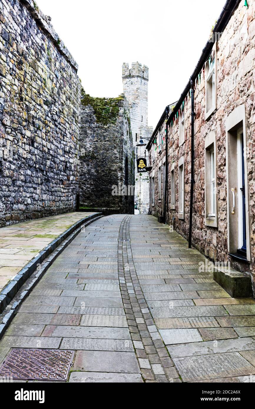 Caernarfon Town Narrow Street, Caernarfon Walled Street, Caernarfon Wales, Caernarfon Town, Caernarfon Narrow Street, Narrow Streets, Walled Streets, Foto Stock