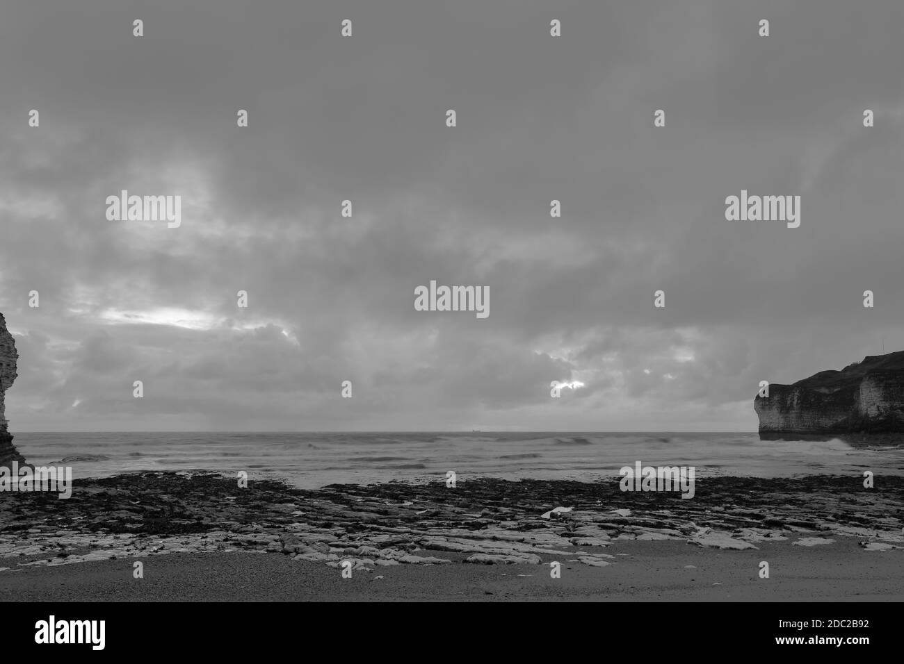 Fotografia in bianco e nero della spiaggia di Flamborough all'alba. Foto Stock