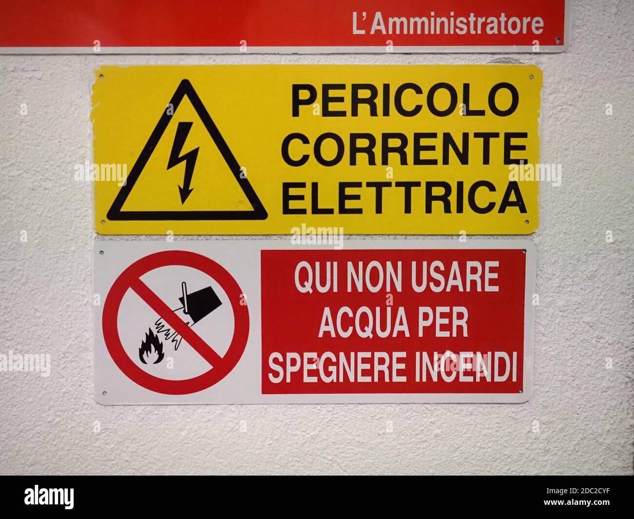 Cartelli di sicurezza italiani (Pericolo di traslazione scosse elettriche e non utilizzare acqua per spegnere il fuoco) Foto Stock