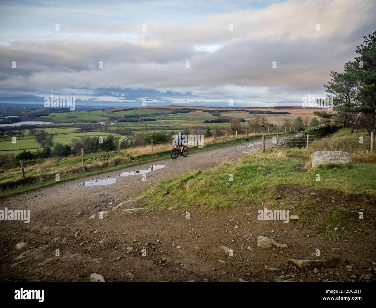 Rivington Pike e Winter Hill sopra il lago artificiale di Anglezarke nel pennines ovest Foto Stock