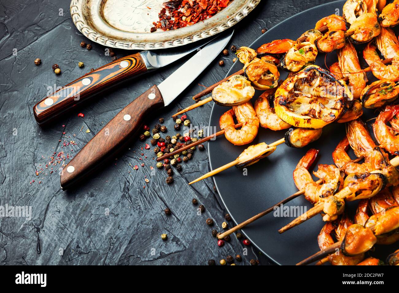 Gamberi alla griglia e cozze su bastone di legno Foto Stock