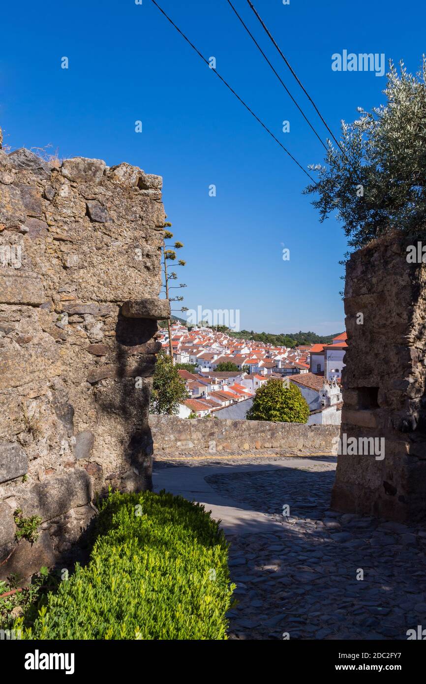 Castelo de vide, con tetti e paesaggi. Chiesa di Santa Maria e Dom Pedro visto dalla Torre del Castello. Castelo de vide, Alentejo, Portogallo Foto Stock