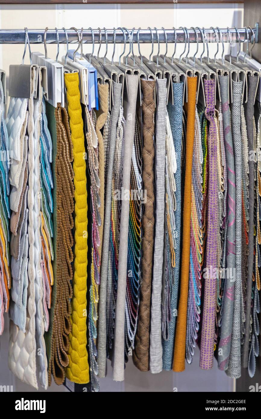 Vari campioni di materiale Hanging per l'industria di tappezzeria Foto Stock