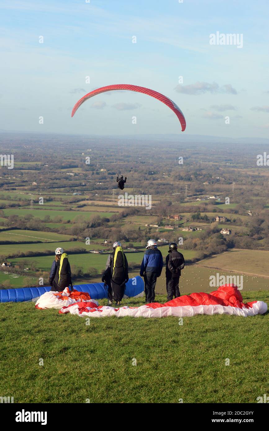 Velisti / appassionati di parapendio foto a Devils Dyke, che domina Fulking e vicino a Brighton in East Sussex, Regno Unito. Foto Stock