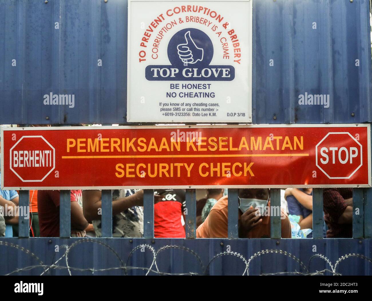 Klang, Selangor, Malesia. 18 Nov 2020. Top lavoratori di amore in attesa di distribuzione di cibo al loro ostello Hostel.Top lavoratori guanto 'è ora sotto Enhanced Movement Control Order (EMCO) dopo più di 200 casi di COVID-19 sono stati segnalati presso l'ostello. Credit: Kepy/ZUMA Wire/Alamy Live News Foto Stock