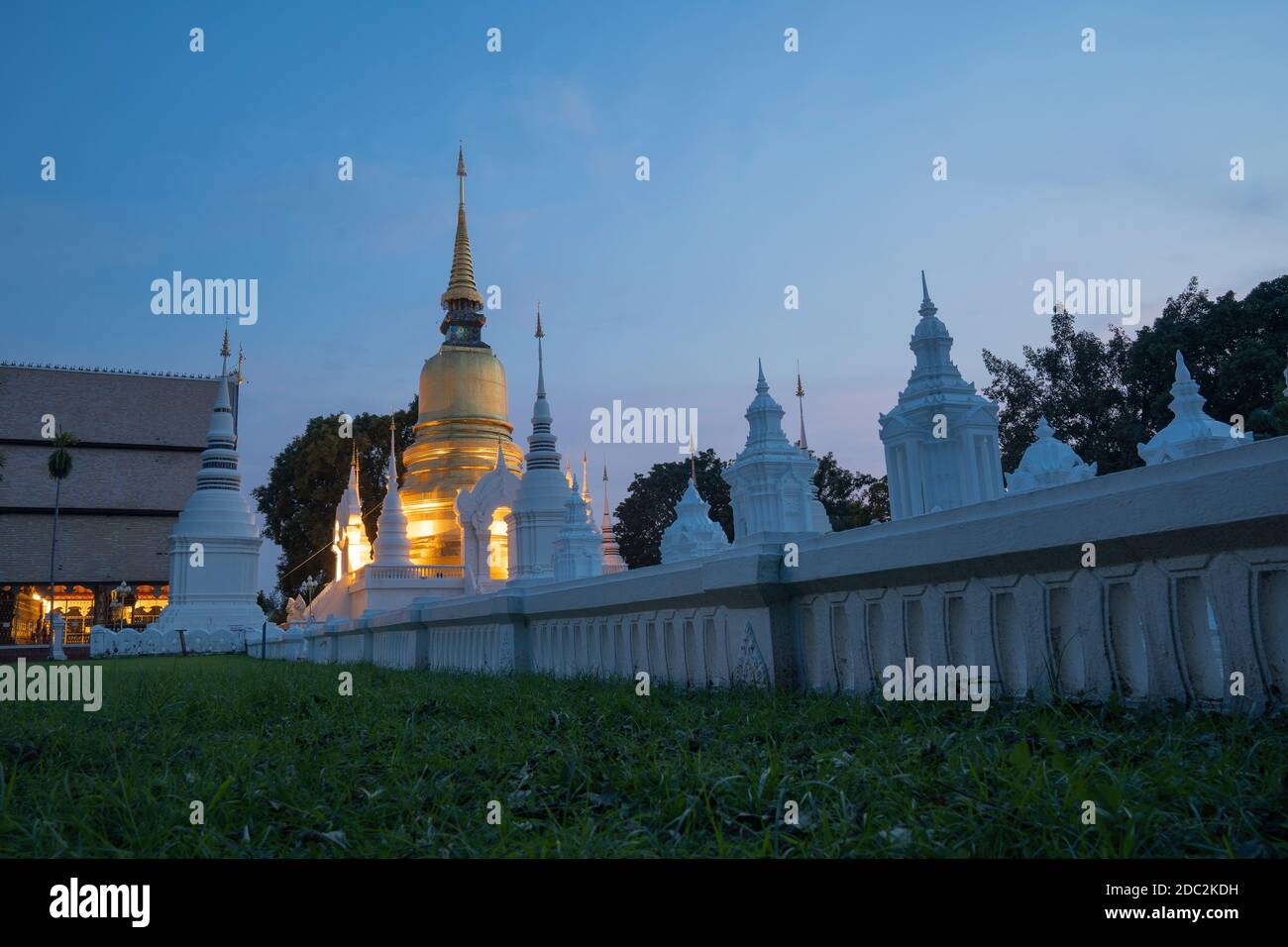 Splendida vista del tempio Wat Suan Dok con mausolei imbiancati che ospitano le ceneri dei defunti governanti Chiang mai nella provincia di Chiang mai in Thailandia. Foto Stock