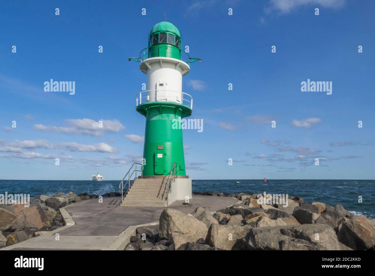 Germania, Faro Westmole di WarnemÃ¼nde in Meclemburgo-Pomerania occidentale Foto Stock