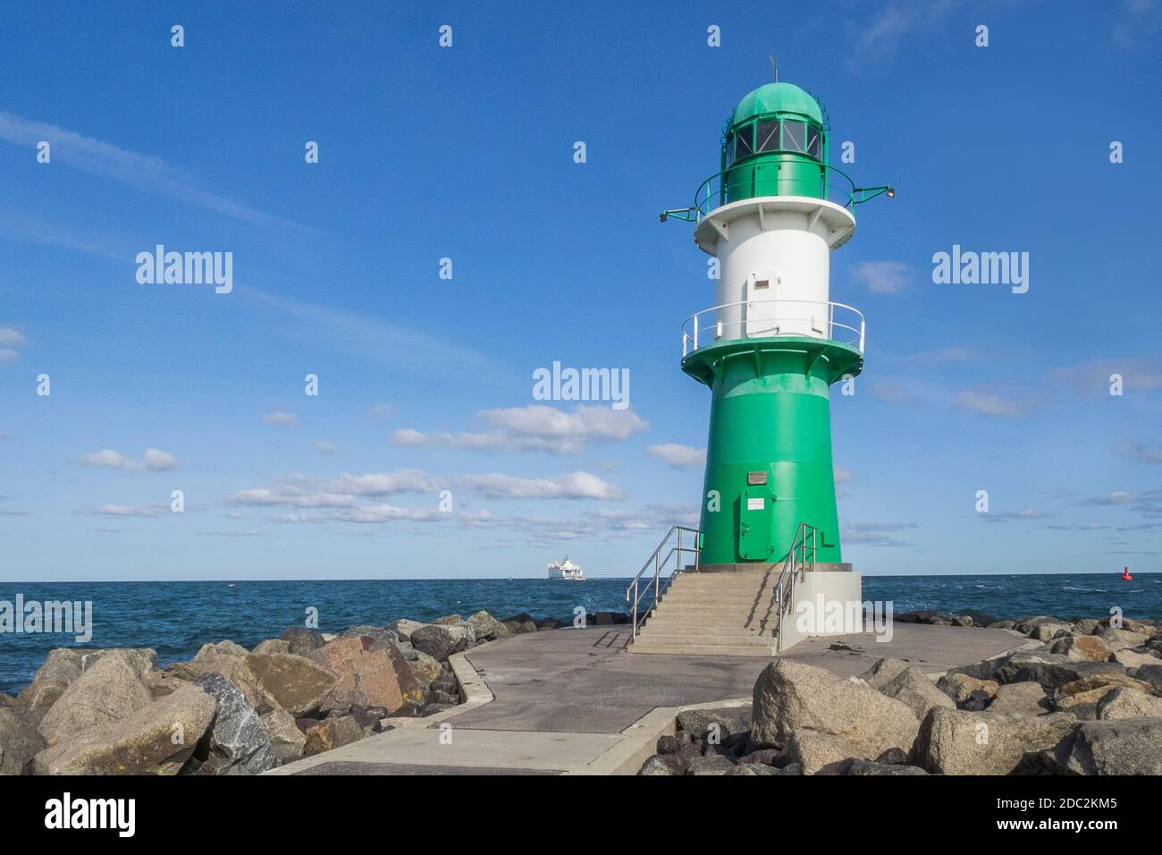 Germania, Faro Westmole di WarnemÃ¼nde in Meclemburgo-Pomerania occidentale Foto Stock