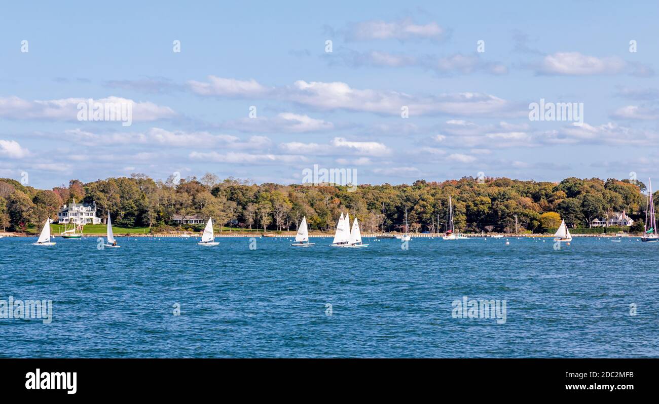 Gruppo di piccole barche a vela che navigano nel porto di Dering, Shelter Island, NY Foto Stock
