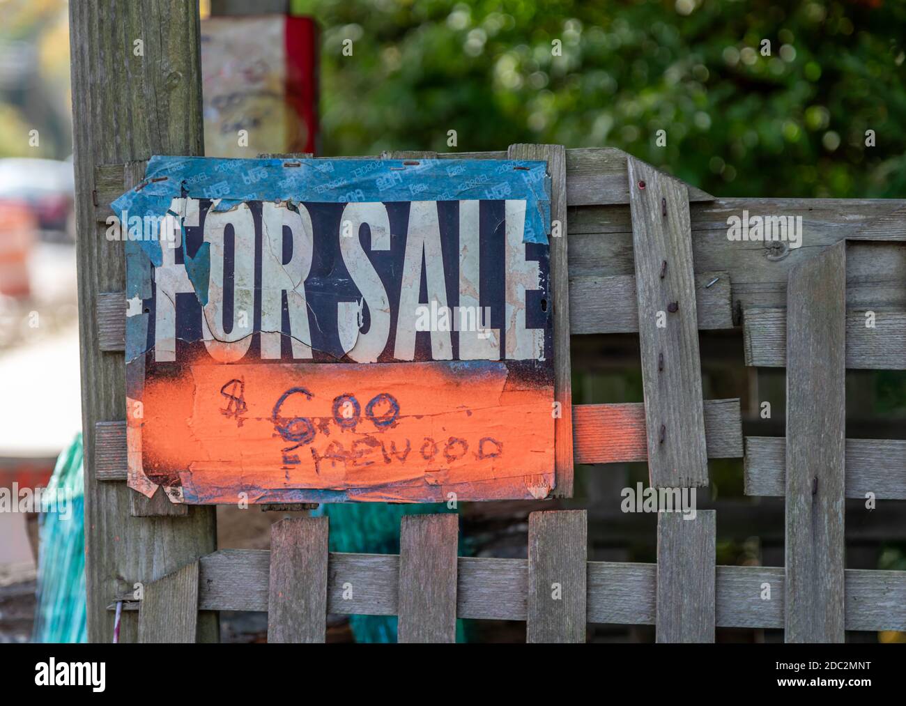 un cartello grezzo per legna da ardere in vendita Foto Stock