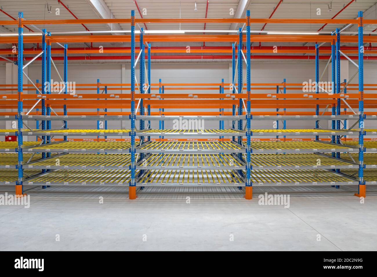 Scaffalatura rack Gravity Flow nel magazzino di distribuzione Foto Stock