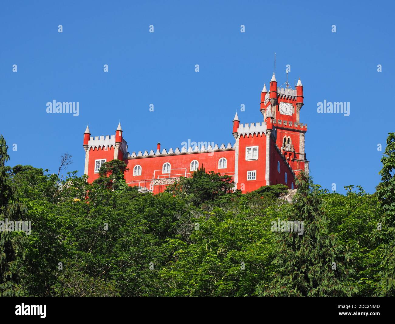 Palazzo pena o Palácio da pena sulla cima di una collina sullo sfondo blu del cielo. Castello Romanticista nei Monti Sintra, nella Riviera Portoghese. Foto Stock