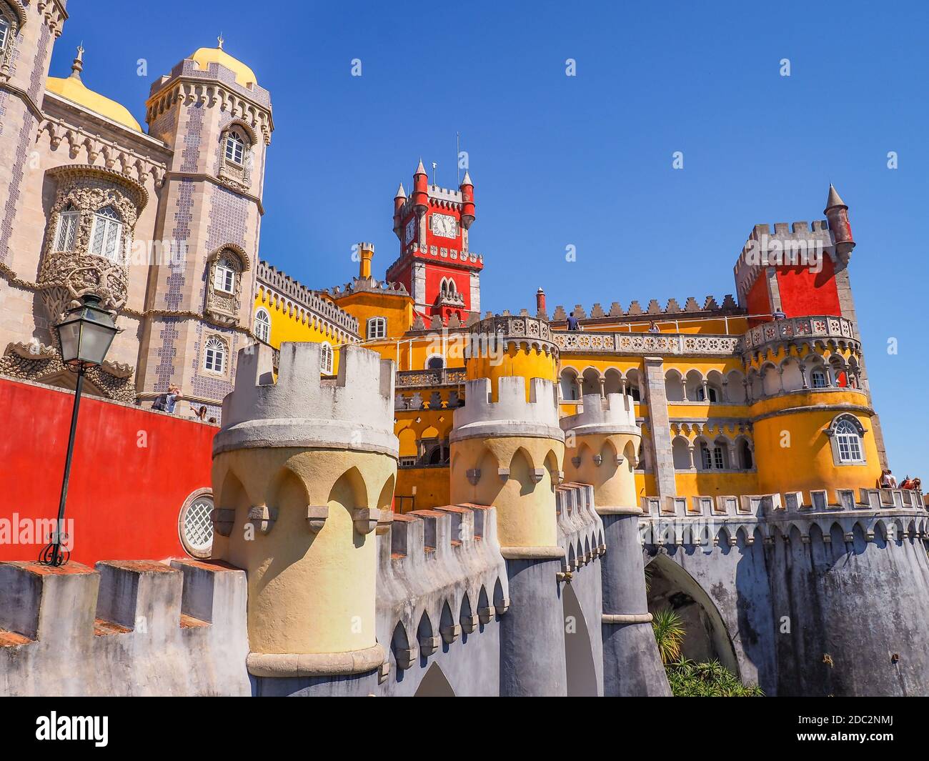 Palazzo pena o Palácio da pena su una collina sullo sfondo blu del cielo. Esterno del monumento nazionale con una varietà di stili architettonici, colori Foto Stock