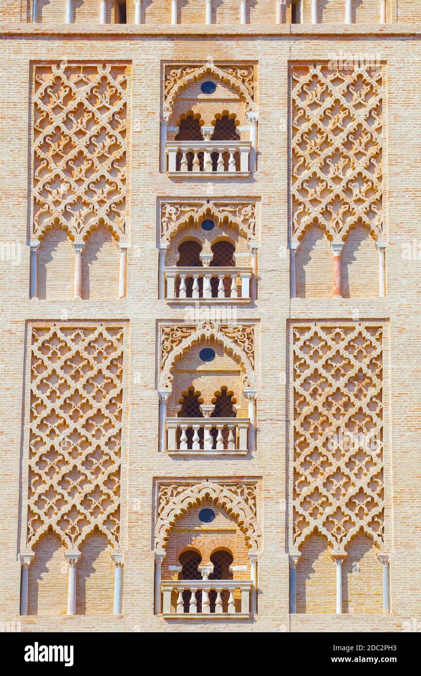 Decorazione esterna in mattoni della torre Giralda. Costruito come minareto per la Grande Moschea in al-Andalus. Spagna. Sezione centrale Foto Stock