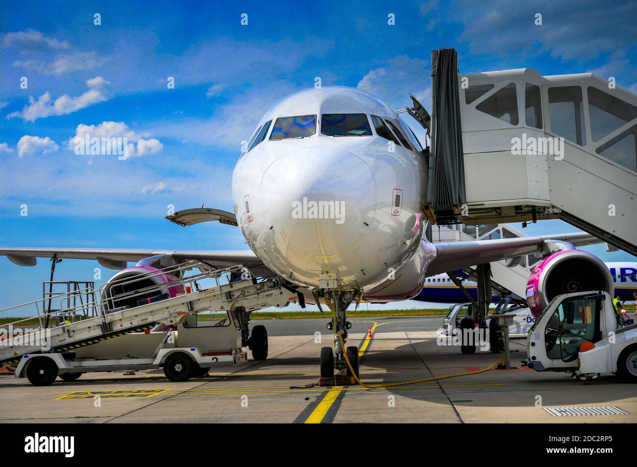L'aereo Wizz Air è servito dopo l'atterraggio in un aeroporto europeo. Foto Stock