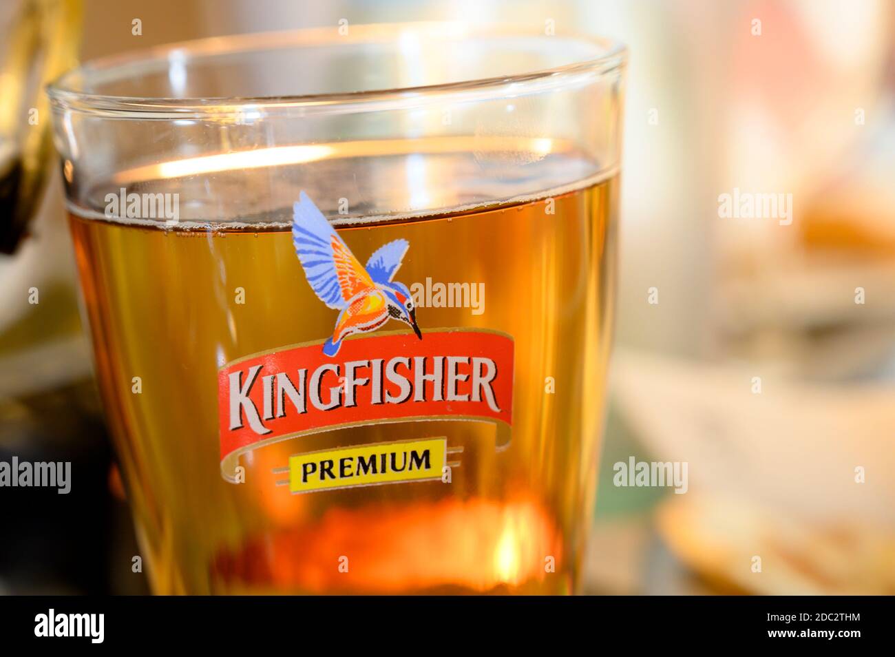 Pinta di birra indiana Kingfisher Premium servita in un ristorante indiano in Inghilterra. Foto Stock