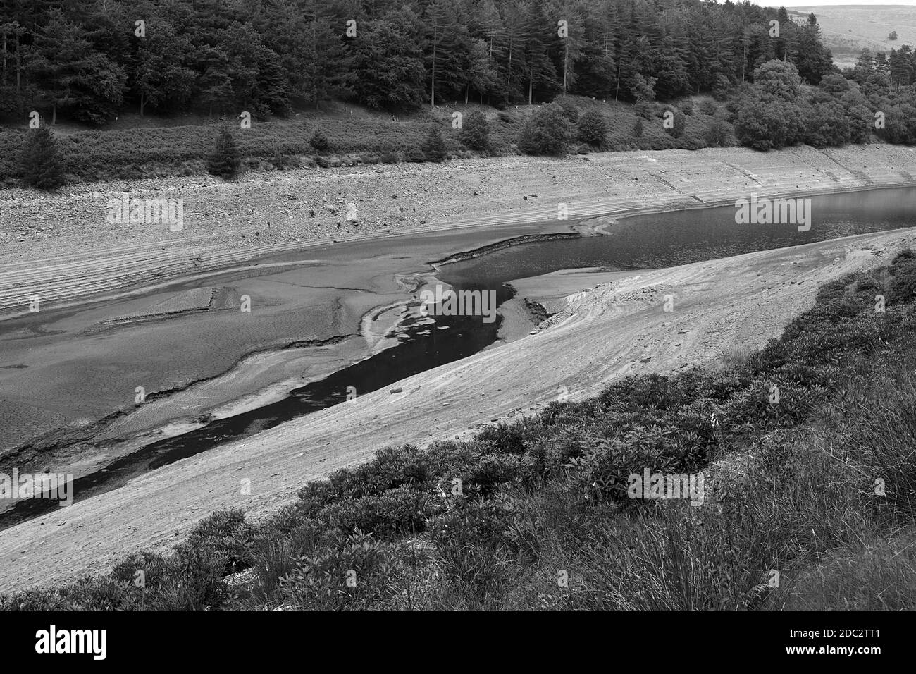 Basso livello dell'acqua nel serbatoio di Howden nella parte superiore della valle del Derwent nel distretto di picco del Derbyshire Luglio 2018 Foto Stock