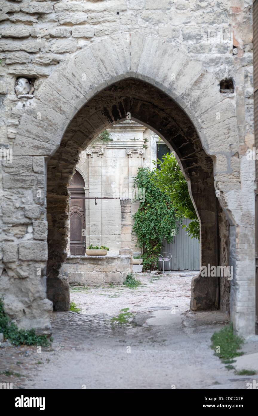 Vecchi edifici e strade strette nella città medievale Villeneuve les Avignon in estate, il turismo in Francia Foto Stock