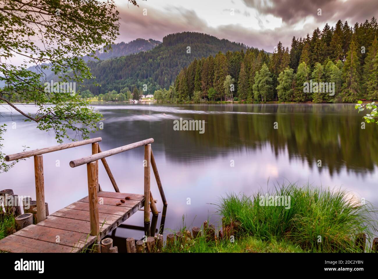 Molo e sfondo montano a Schwarzsee vicino a Kitzbuhel, Austria, Europa Foto Stock