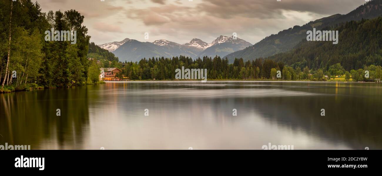 Lake Side bar e sfondo montuoso a Schwarzsee vicino a Kitzbuhel, Austria, Europa Foto Stock