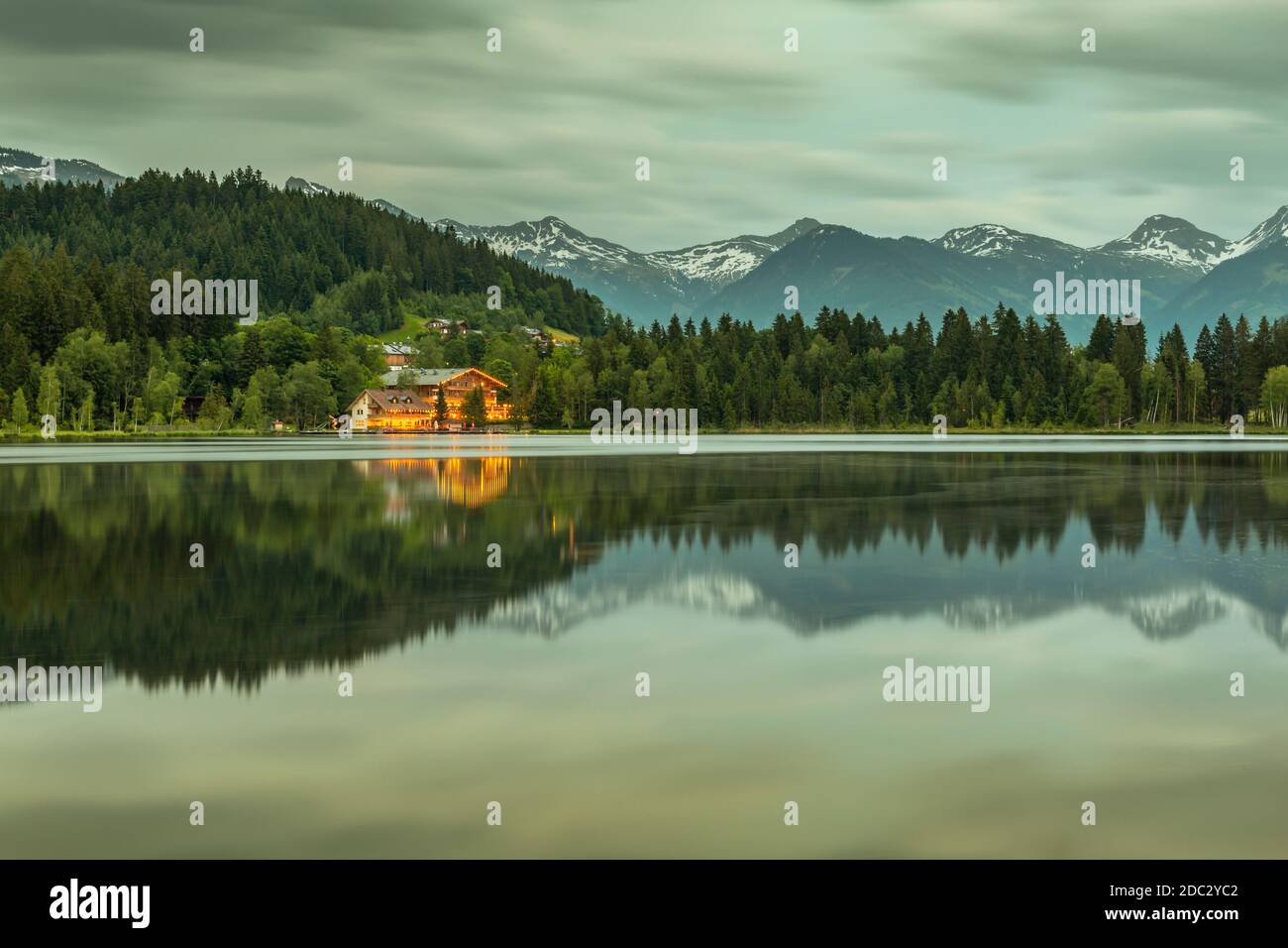Lake Side bar e sfondo montuoso a Schwarzsee vicino a Kitzbuhel, Austria, Europa Foto Stock