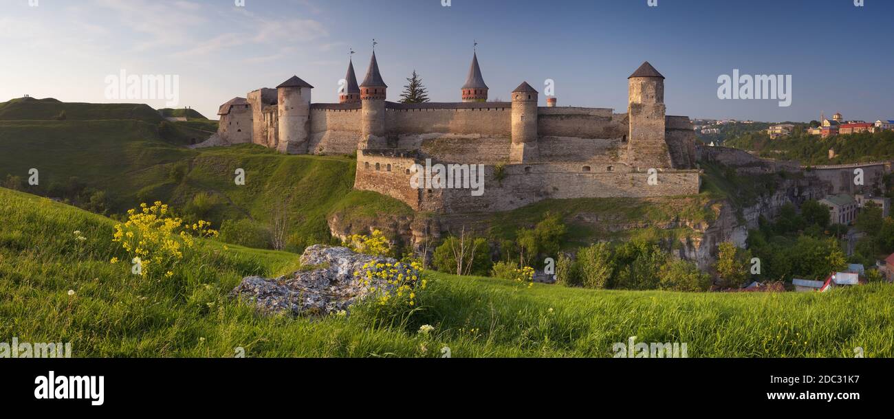 Bella vecchia fortezza in pietra. Fortificazione sulla collina. Panorama serale. Città Kamenetz-Podolsk, Ucraina, Europa Foto Stock