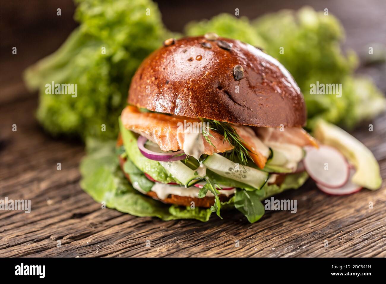 Hamburger di salmone farcito con avocado e aneto di insalata di verdure Foto Stock