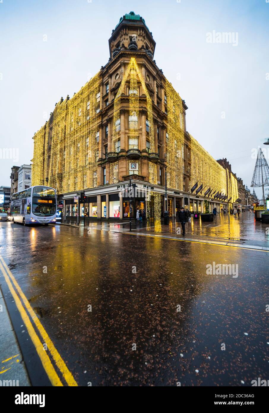 Vista serale del grande magazzino Frasers con luci di Natale su Buchanan Street durante la pioggia, Glasgow, Scozia, Regno Unito Foto Stock