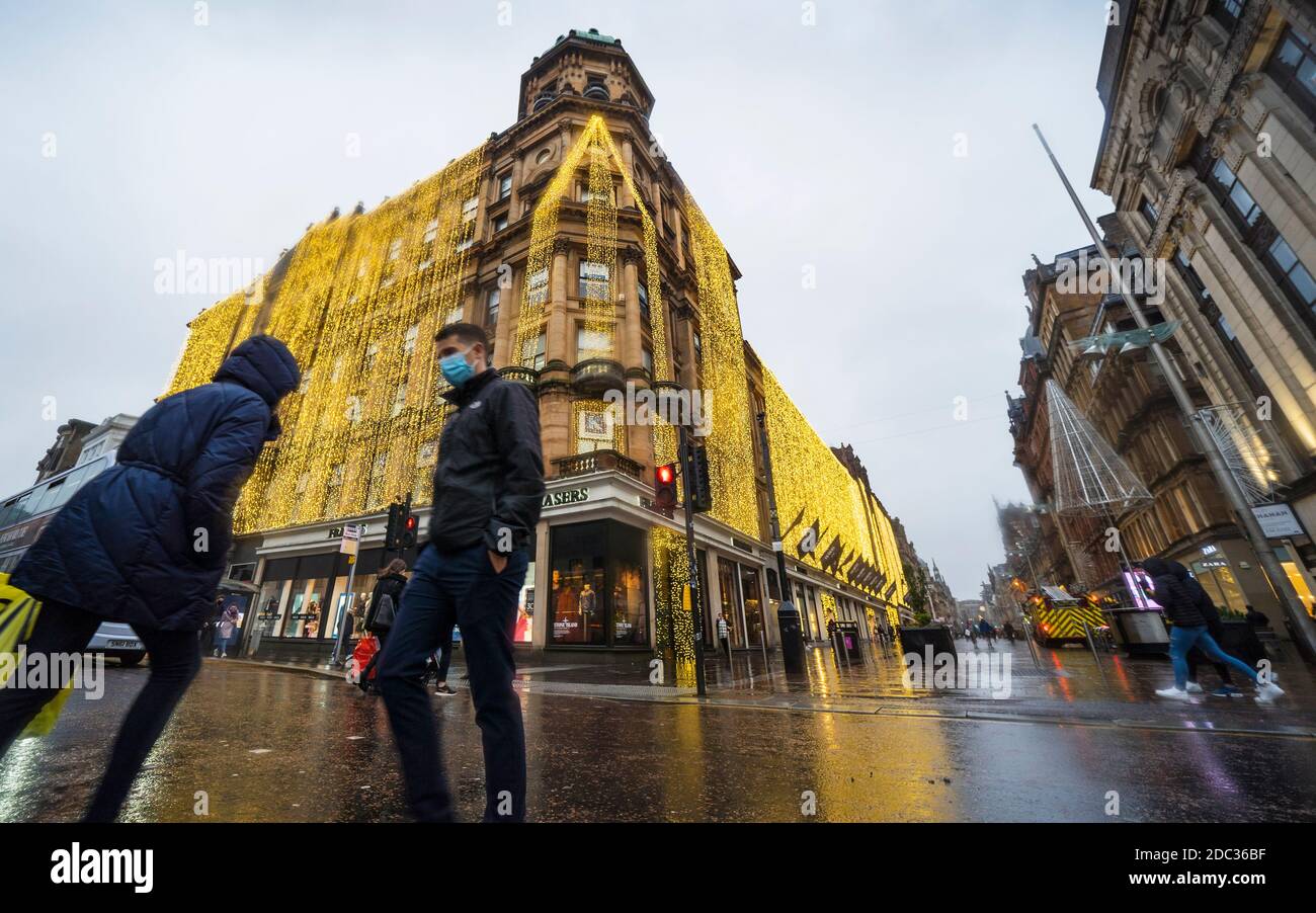 Vista serale del grande magazzino Frasers con luci di Natale su Buchanan Street durante la pioggia, Glasgow, Scozia, Regno Unito Foto Stock