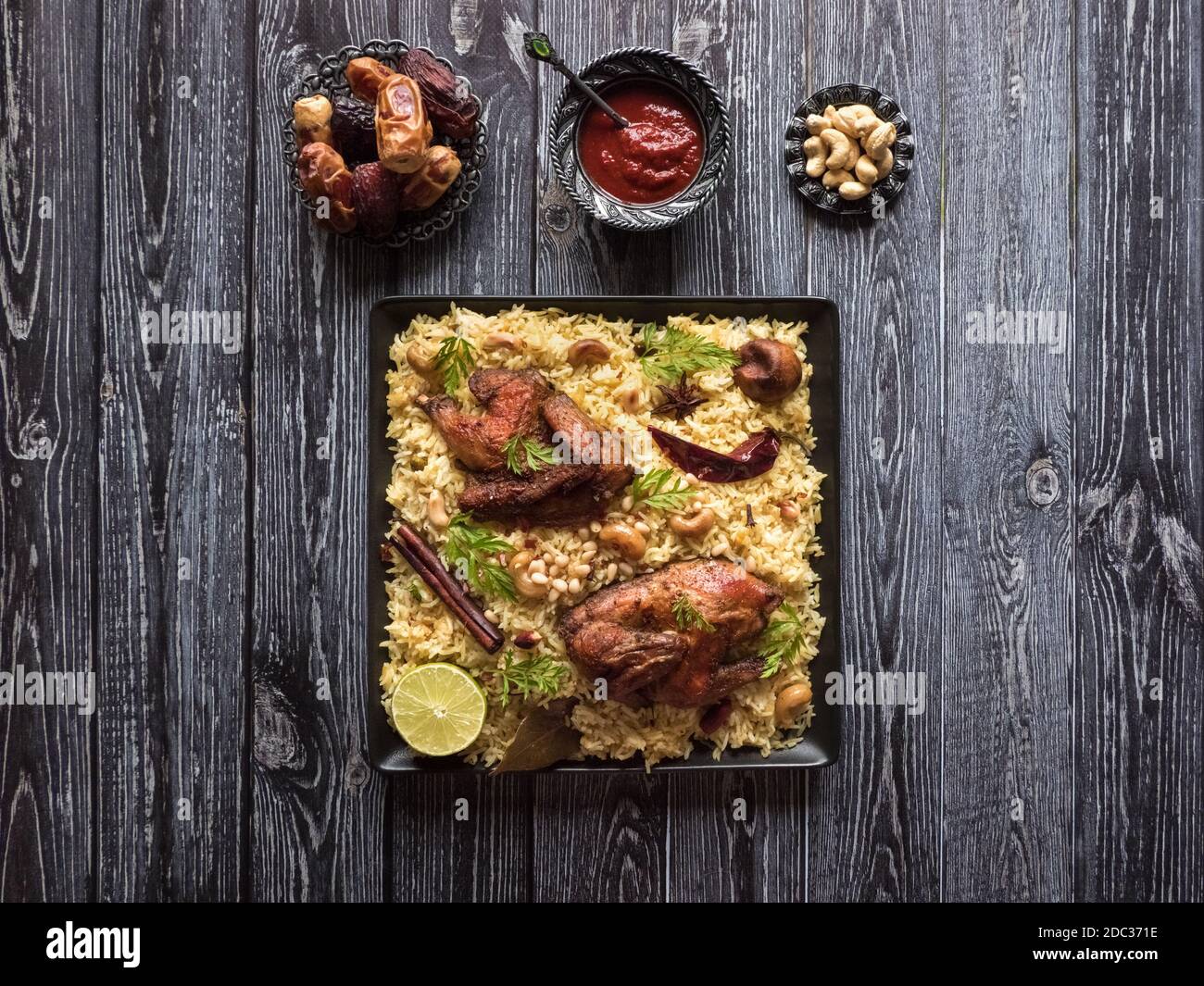 Piatto festivo con pollo e riso al forno. Mandi Kabsa, stile yemenis. Foto Stock