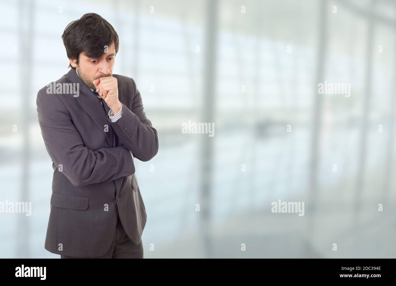 Giovane uomo d affari pensando che in ufficio Foto Stock