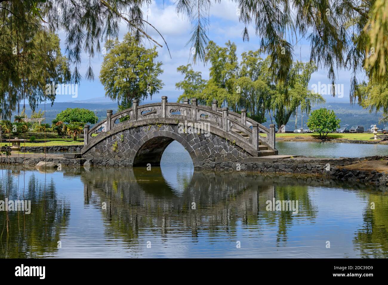 Brücke mit Spiegelung, Liliuokalani Park and Gardens, Hilo, Big Island, Hawaii Foto Stock