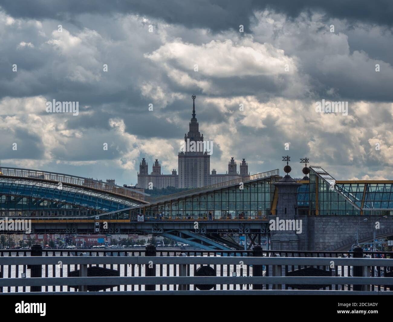 Bella città di Mosca. Vista panoramica di Mosca con la stazione ferroviaria di Kiev e l'edificio MSU. Foto Stock
