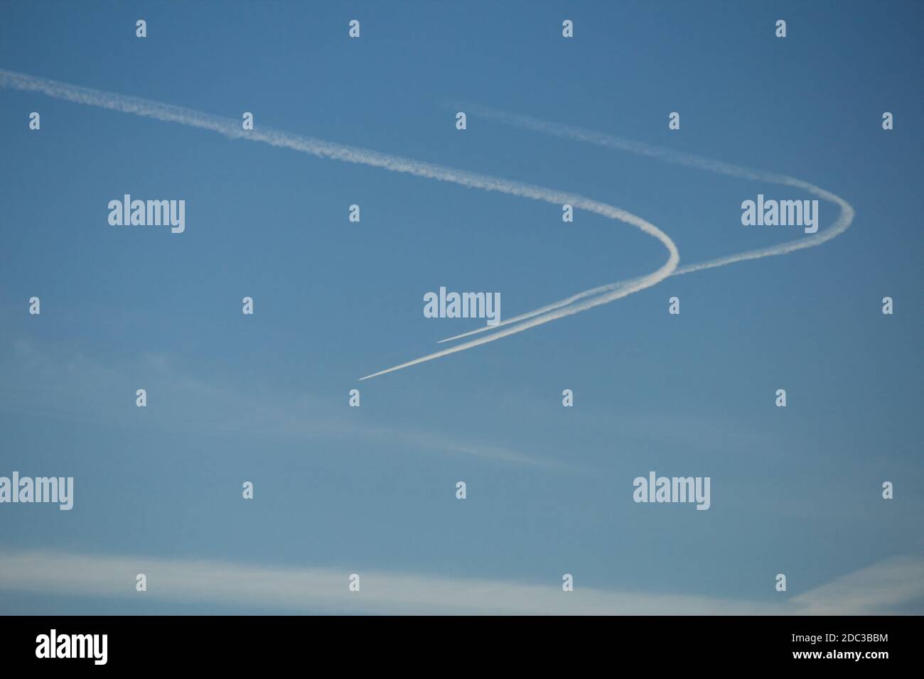 Manovra aerea tattica di due jet eurofighter dal tedesco airforce produce contrasti nel cielo Foto Stock