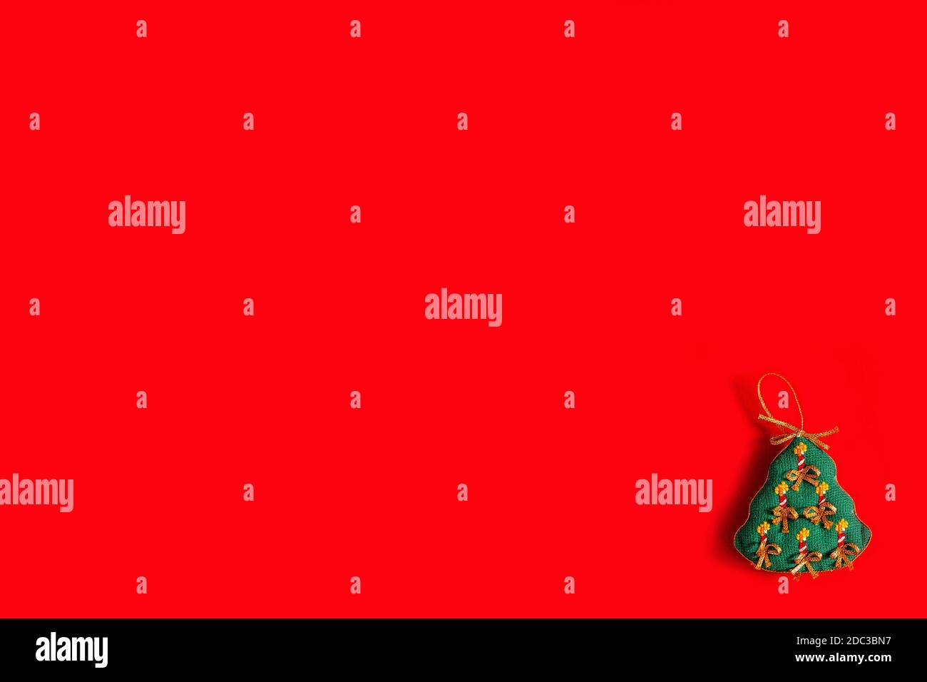 Sfondo di Natale con giocattoli di Natale ricamati su sfondo rosso, vacanza, nuovo anno e concetto di Natale. Foto Stock
