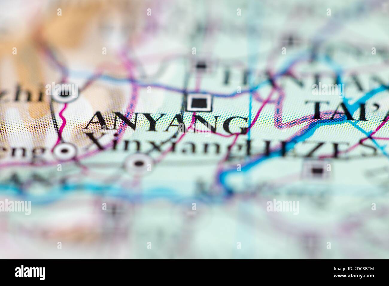 Profondità di campo ridotta fuoco sulla posizione geografica della mappa di Anyang Cina Asia continente su atlas Foto Stock