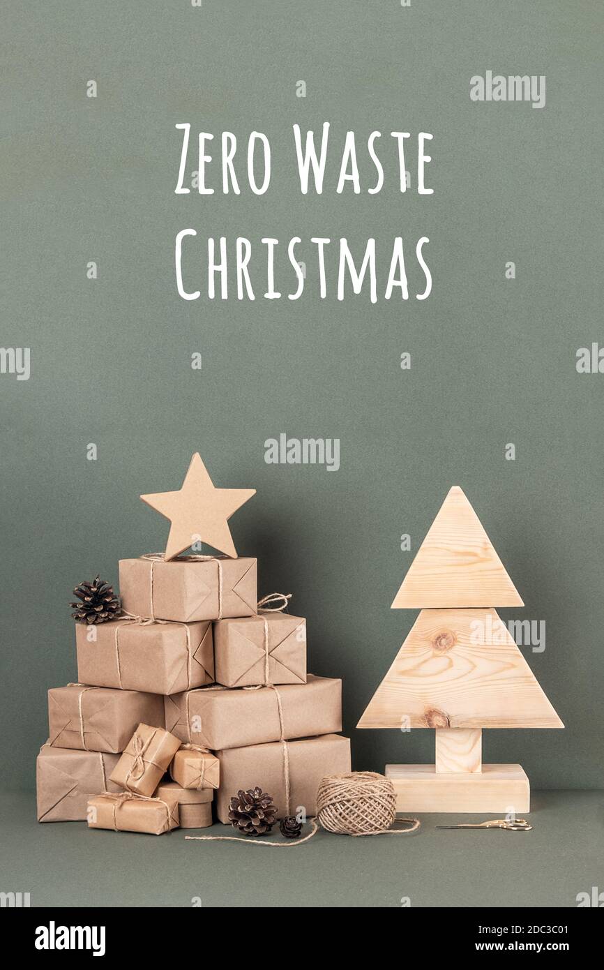 Zero sprechi testo di Natale. Albero di Natale in legno fatto in casa, un sacco di regalo, decorazioni per le vacanze su sfondo verde. Concetto eco-compatibile, senza plastica Natale o nuovo Foto Stock