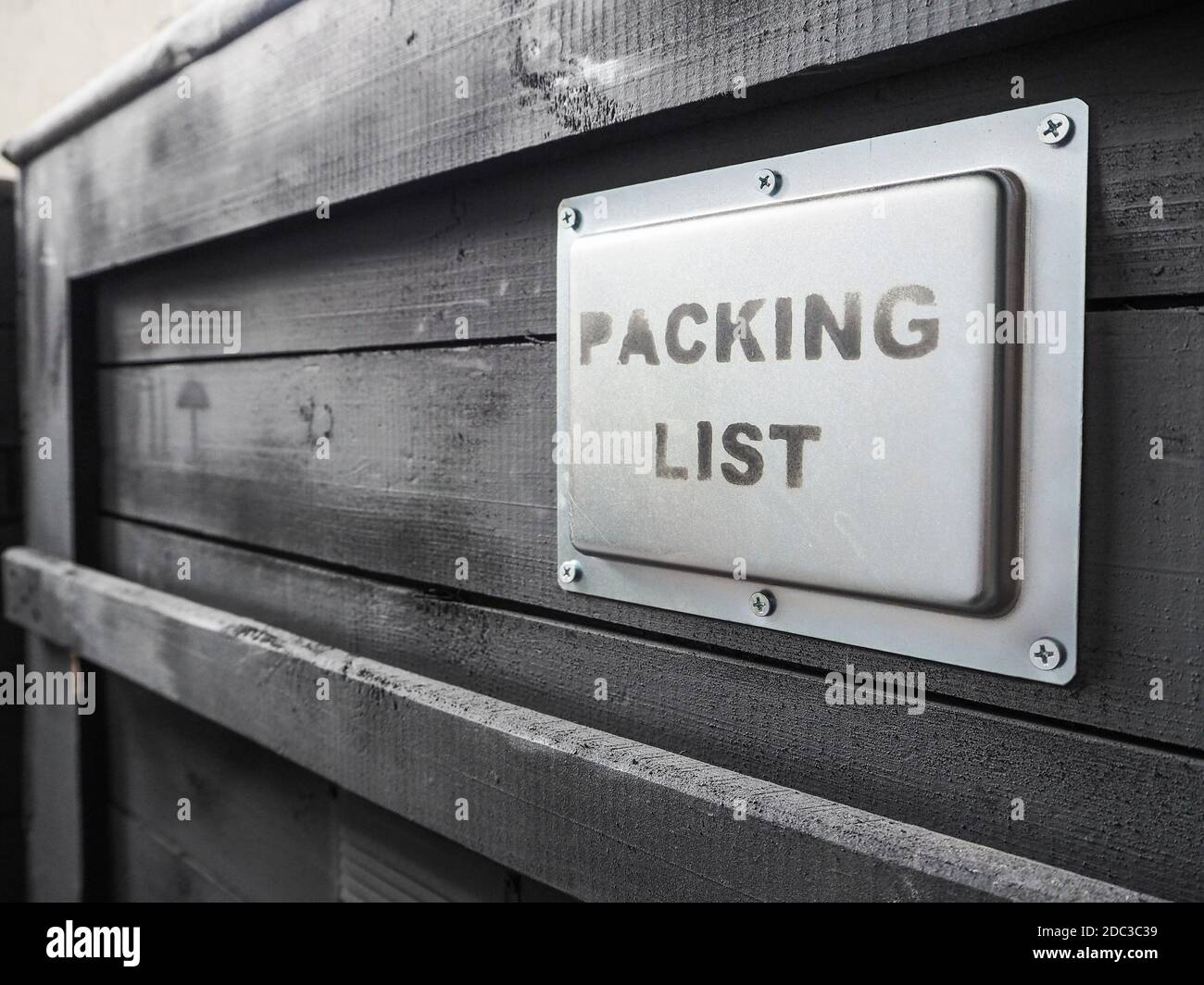 Confezionato in un vano di carico grigio in legno. L'imballaggio della merce. Distinta di imballaggio. Foto Stock