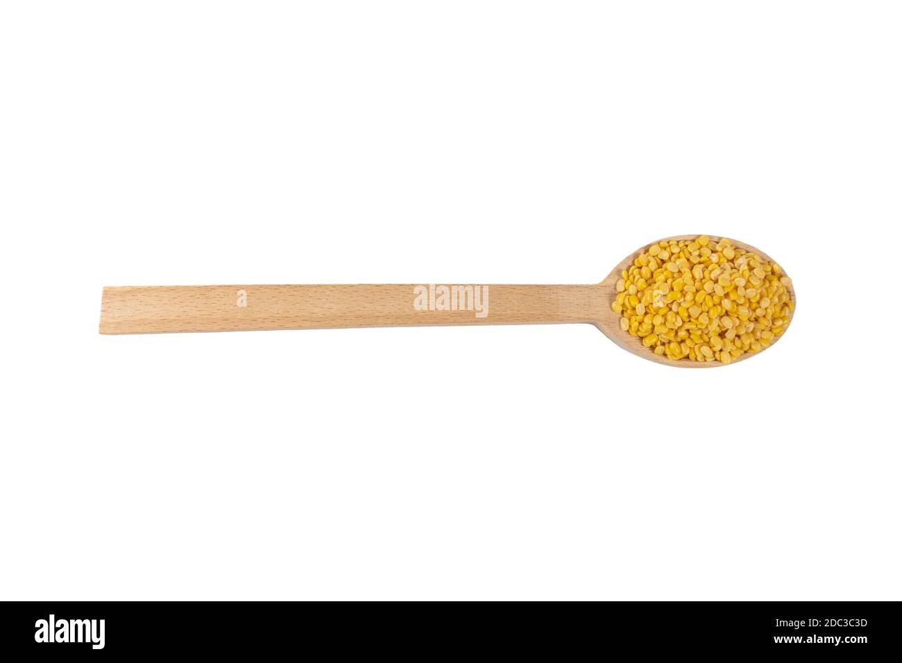 Mung dal o Mung daal fagiolo su cucchiaio di legno. Nutrizione. Bio. Ingrediente alimentare naturale. Foto Stock