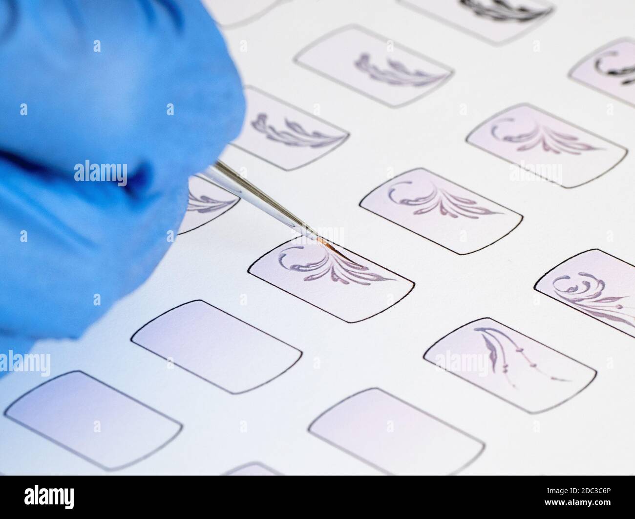 Addestramento in monogrammi di pittura per manicure. Schede di addestramento per manicure, primo piano. Foto Stock