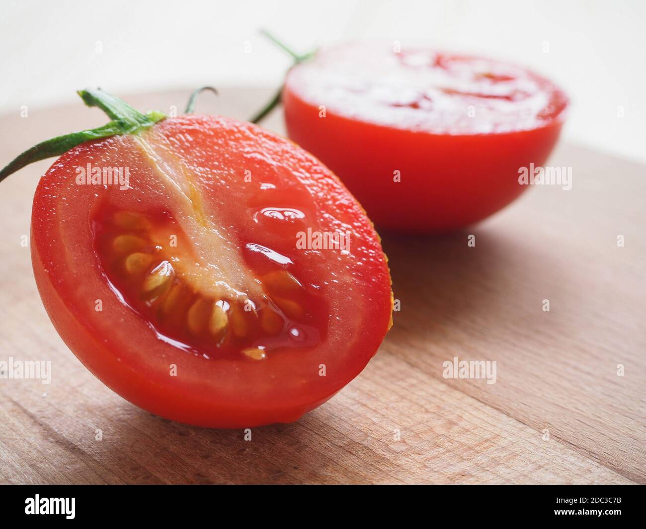 Deliziosi pomodori rossi succosi. Pomodoro tagliato a metà. Foto Stock