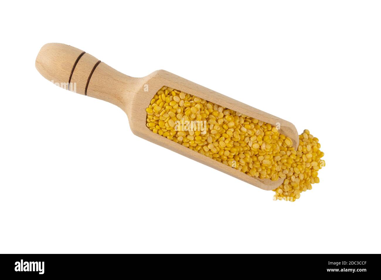 Mung dal o Mung daal fagiolo in legno scoop isolato su sfondo bianco. Nutrizione. Bio. Ingrediente alimentare naturale. Foto Stock