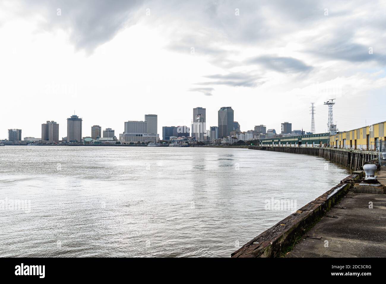 New Orleans, LA/USA - 11/15/2020: Molo lungo il fiume Mississippi e lo skyline di New Orleans Foto Stock